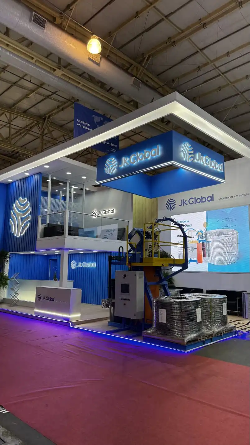 Estande da JKGlobal com máquinas de embalagem em exposição